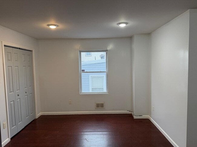 Building Photo - 183 Hutton St