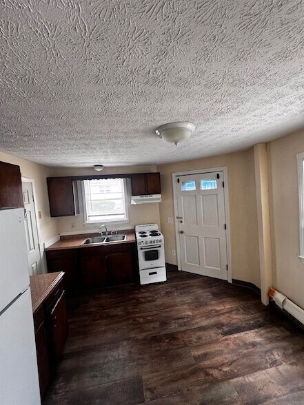 Building Photo - 562 Lake Ave
