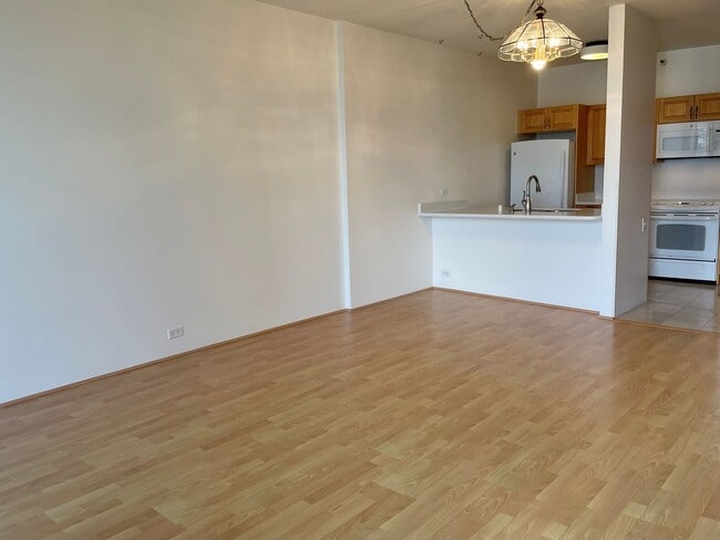 Building Photo - Penthouse Unit in Downtown Honolulu – 2 Be...