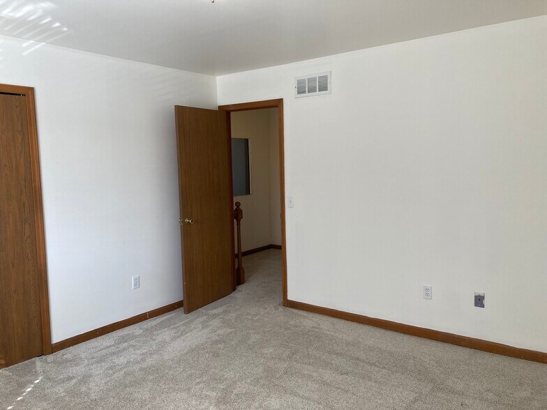 Building Photo - 6155 Porter Rd