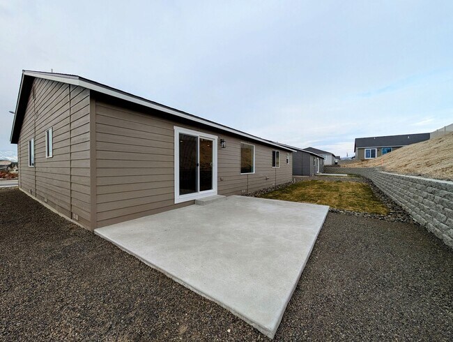 Building Photo - **New Construction** FOUR Bedroom House for Rent in Eastmont School District!