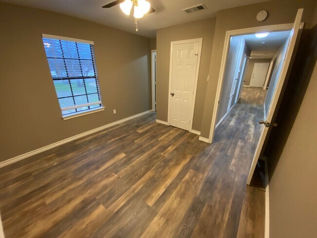 Building Photo - 3 Bedroom Home is Ennis!