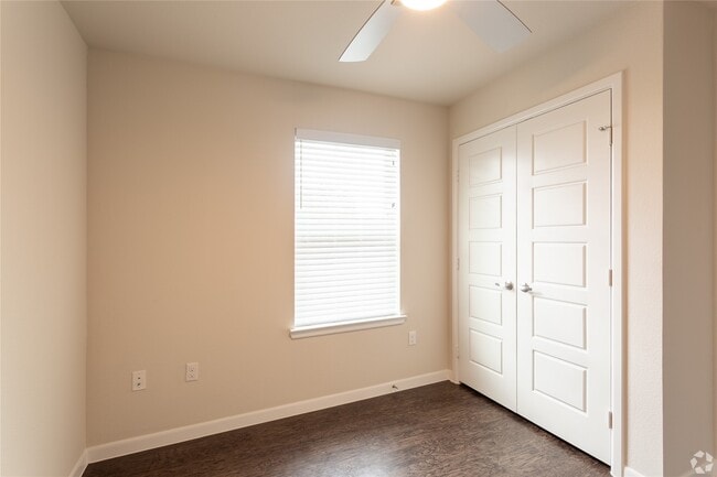 Building Photo - 3300 Oak Creek Dr