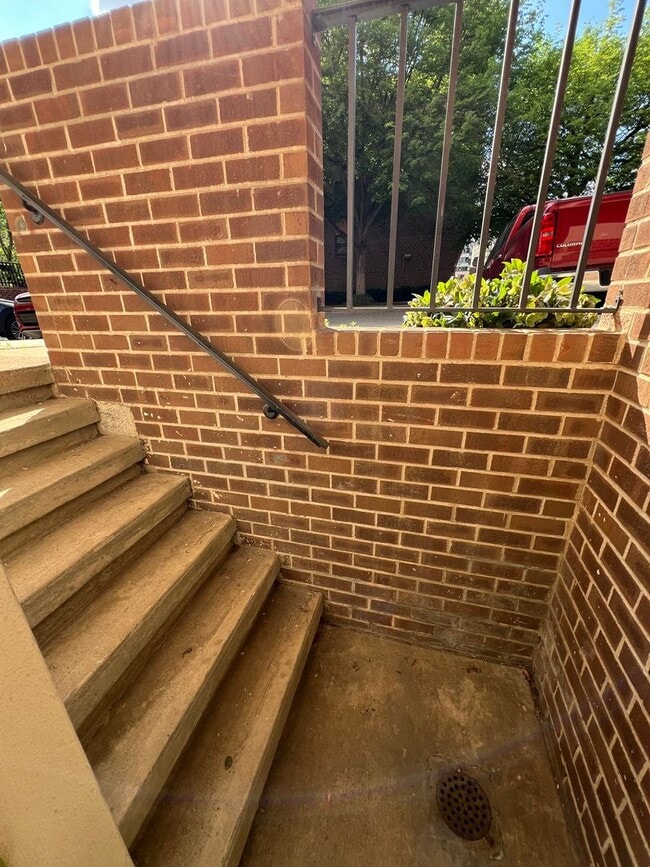 Building Photo - Newly renovated 3-bedroom, 2.5-bath home in Philadelphia’s Art Museum area