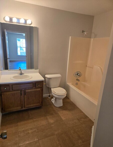 Building Photo - 11 Meadowood Glen Way