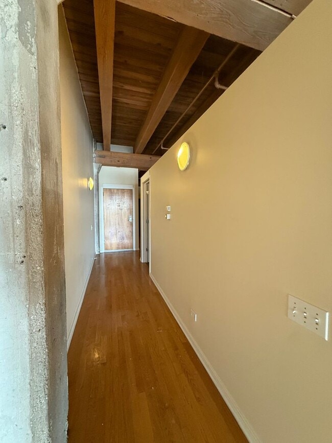 Building Photo - Great 1 Bedroom/1 Bath Great Location Close to Entertainment and Transportation!