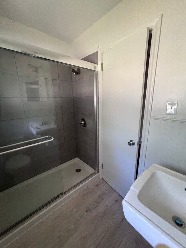 Building Photo - Two bedroom, one bath house.