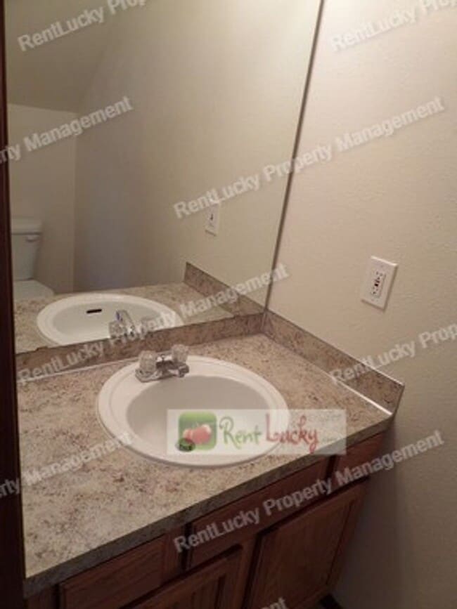 Building Photo - Fabulous 2 Bedroom Townhome With Attached Garage in Great RENTON Location!