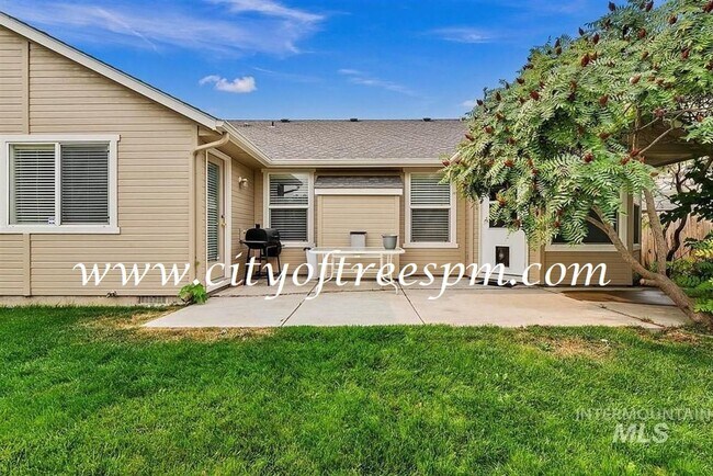 Building Photo - Fantastic 4 bed 2 Bath, 3 Car Garage with ...