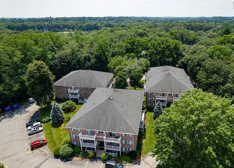 Building Photo - 10 Karen Cir