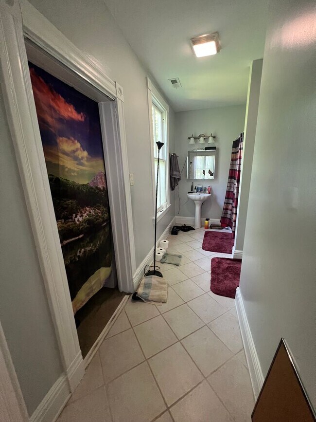 Building Photo - Gorgeous 3 bdrm/2.5 bath newly renovated h...