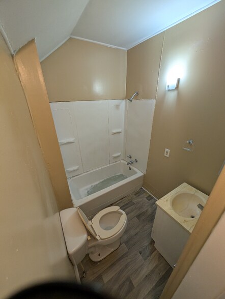 Building Photo - 352 S Maple St