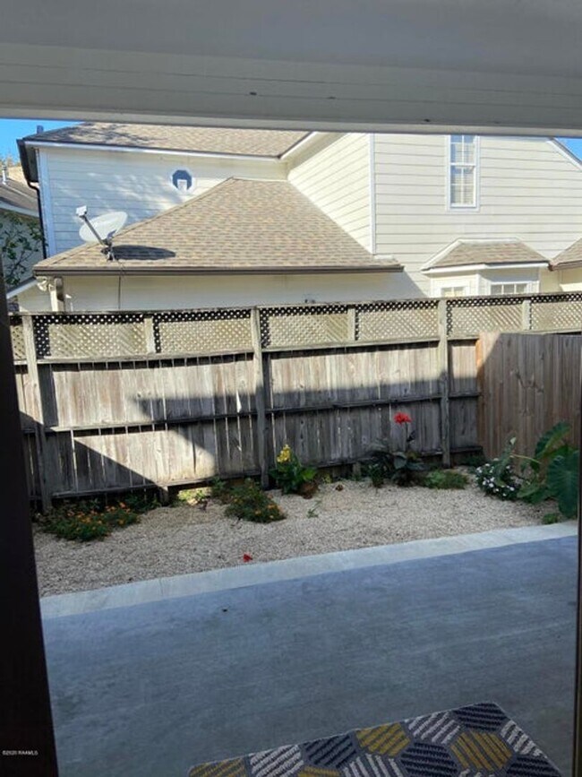 Building Photo - 108 Appleoak Ave