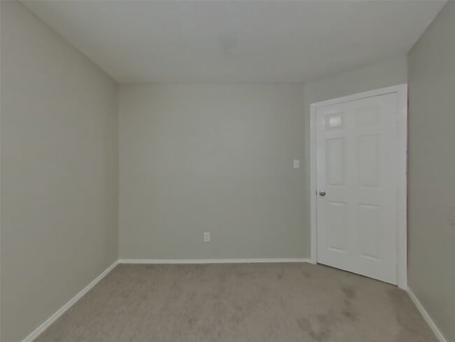 Building Photo - 12219 White River Dr