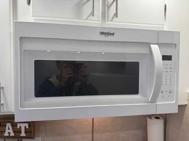 Building Photo - Studio Apartment -Open House  Tuesday at 5pm