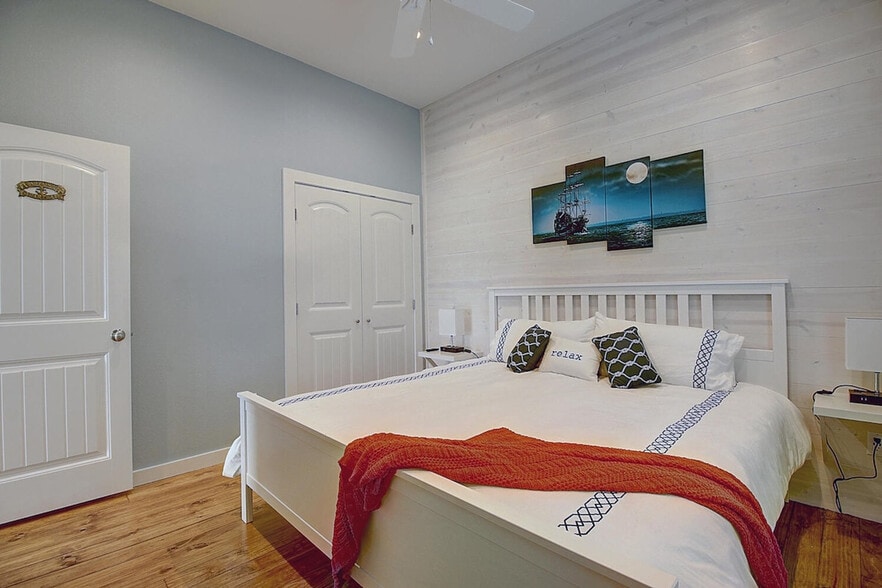 Building Photo - 1924 Eleventh Street-SI ID1023237P