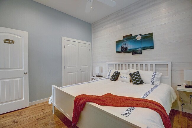 Building Photo - 1924 Eleventh Street-SI ID1023237P