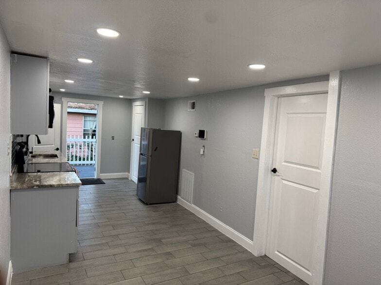 Building Photo - 9402 N 16th St