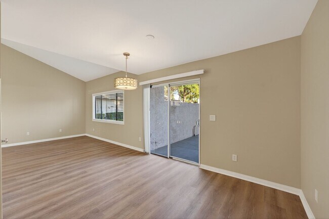 Building Photo - 3 Bedroom Townhome: Prime Location with Pool, Clubhouse and More!