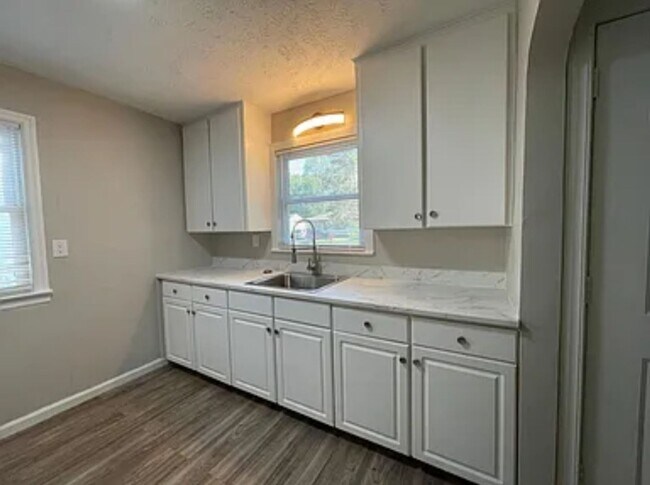 Building Photo - Spacious 2 Bedroom House!