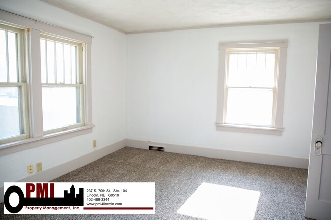 Building Photo - 4 Bedroom, 1.5 bathroom House For Rent; Av...