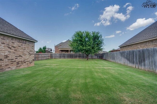 Building Photo - 8 Maplewood Ct