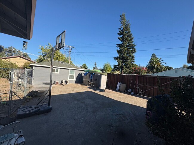 Building Photo - 2656 Victoria Dr