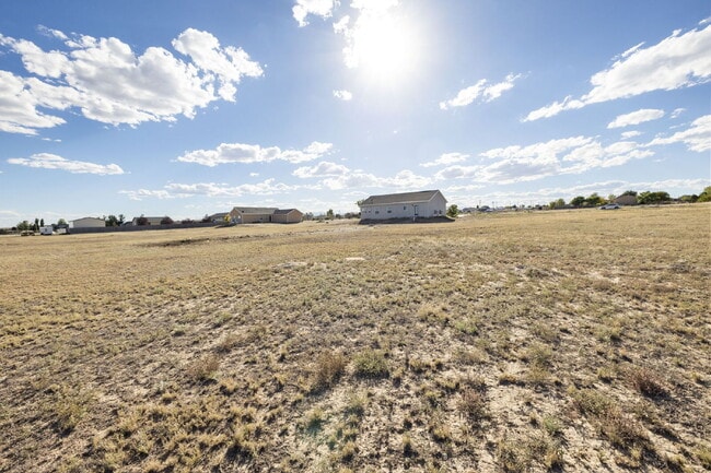 Building Photo - Spacious 3-Bed, 2-Bath Modern Home on 1.16...