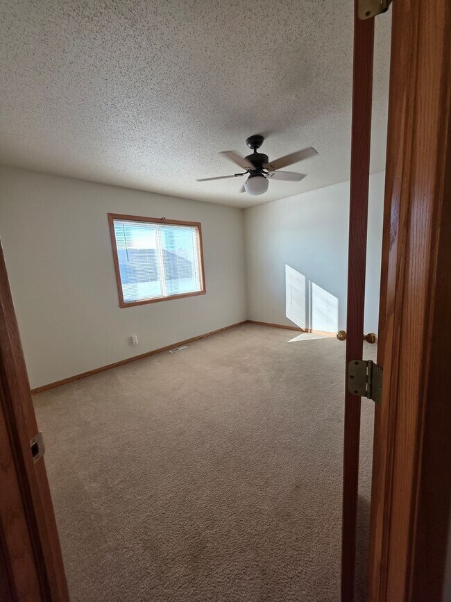 Building Photo - 3 bed twinhome for rent