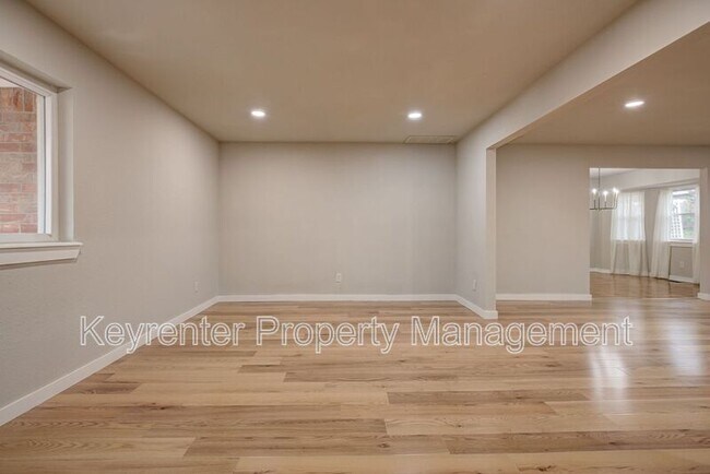 Building Photo - 314 N Lakeside Terrace