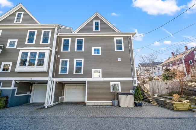 Building Photo - 10 Rockview St