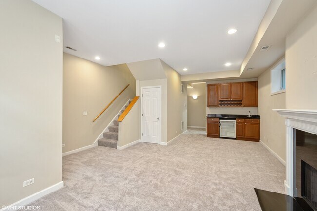 Building Photo - 882 W Lill Ave