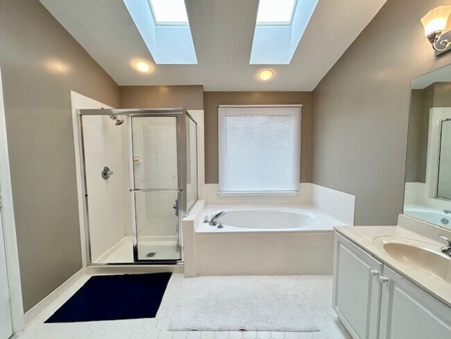 Building Photo - 5 Milestone Manor Ct