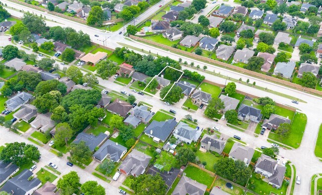 Building Photo - 3022 Norwich St