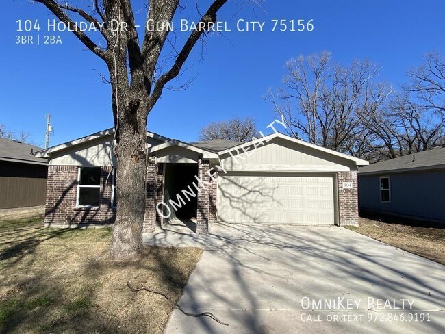 Primary Photo - 104 Holiday Dr