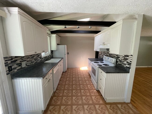 Building Photo - Pet Friendly 3 Bedroom with Spacious Yard!