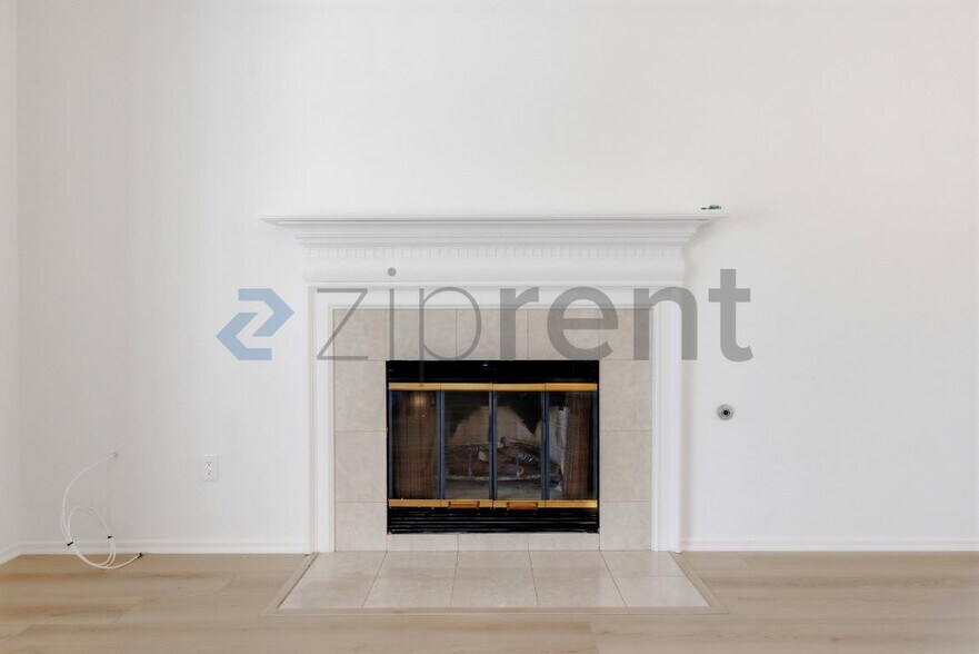 Building Photo - 6863 De Grazia Rd