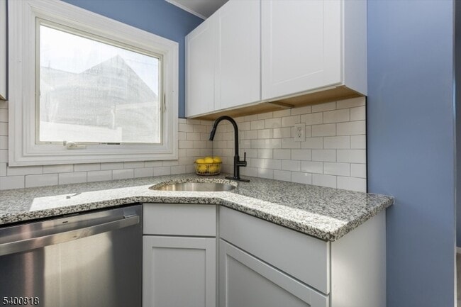 Building Photo - 1 Pine Ct