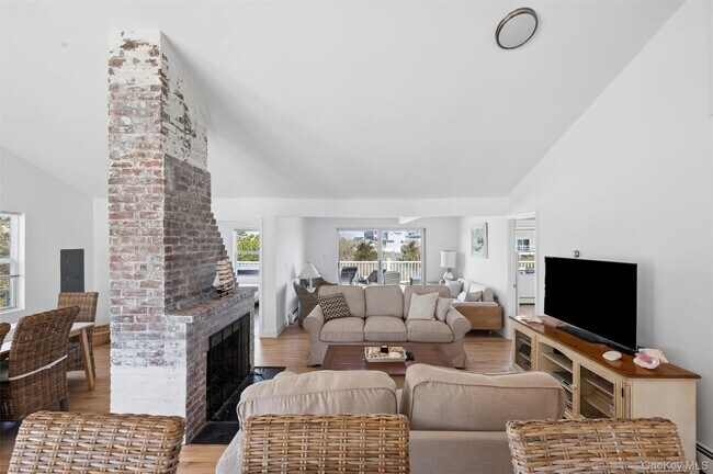 Building Photo - 898 Dune Rd