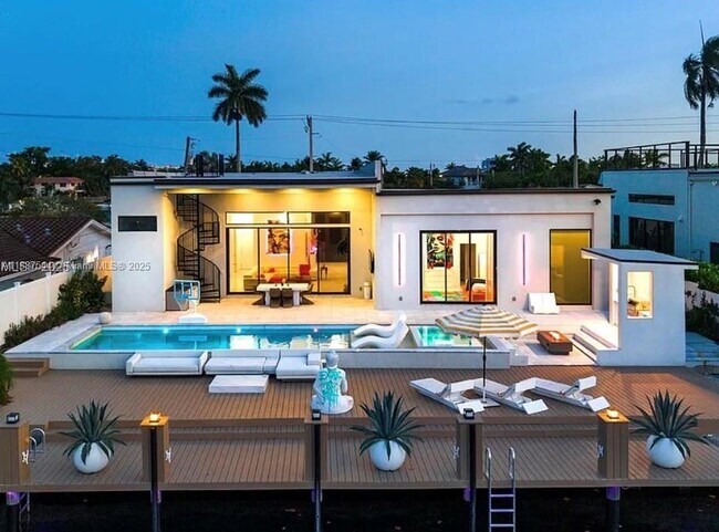 Building Photo - 2225 NE 19th St