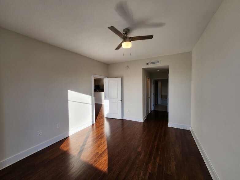 Master Bedroom - 285 Centennial Olympic Park Dr NW