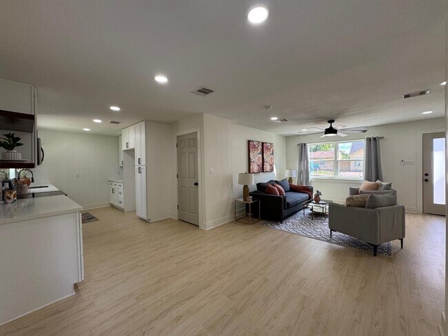 Building Photo - 2110 Garvey Dr