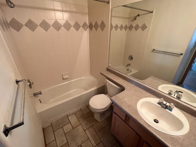 Building Photo - 6 MONTH LEASE - Spacious 4BD Home with 3-C...