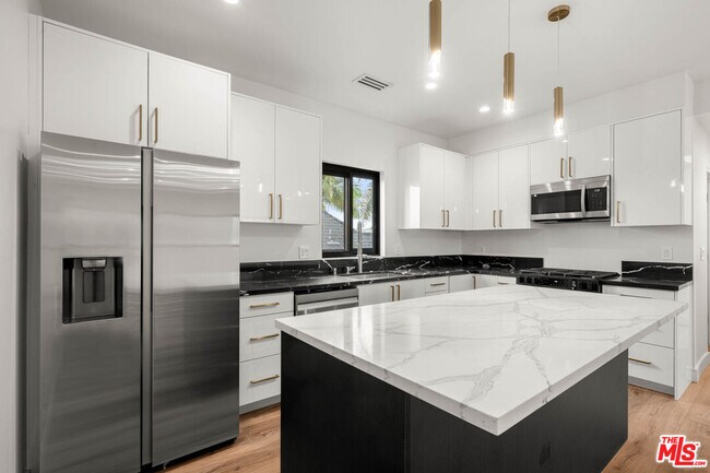 Building Photo - 1920 S Sherbourne Dr