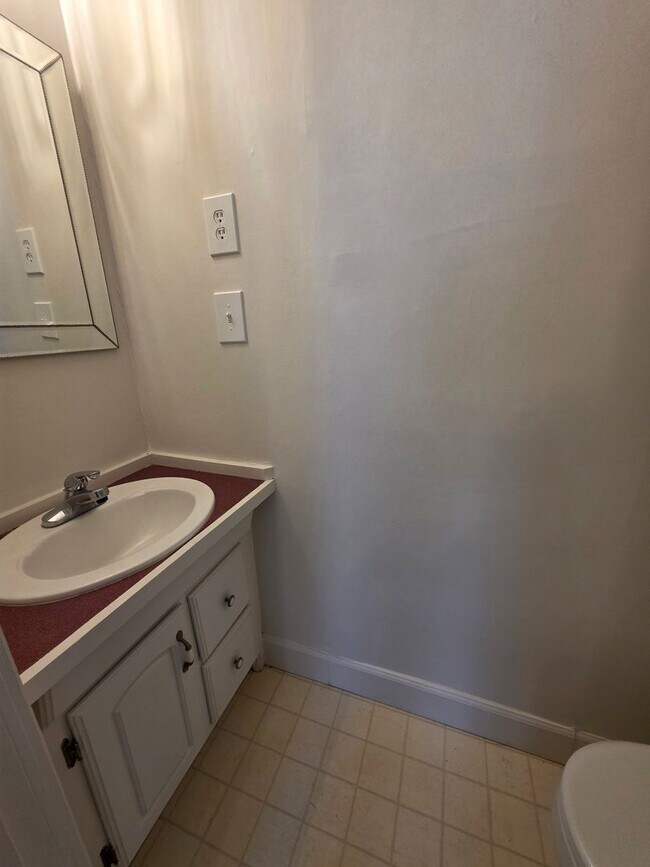 Building Photo - 3 BR House UTILITIES INCL!!!!