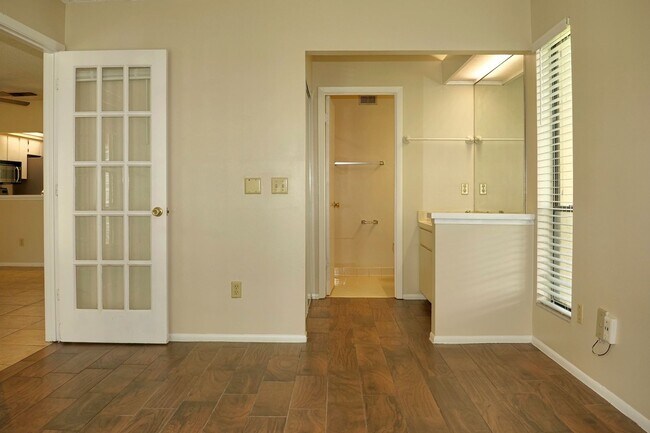 Building Photo - Spacious 2bd 2bth home with bonus room!