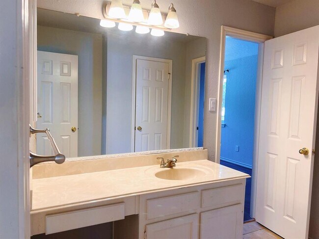 Building Photo - 16838 Willow Bend Ct
