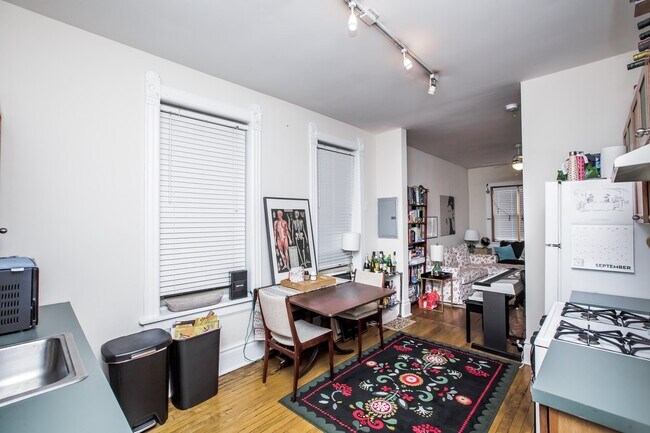 Building Photo - Spacious 1bed in Bucktown!  Central Air, Dishwasher, FREE Laundry & Internet!