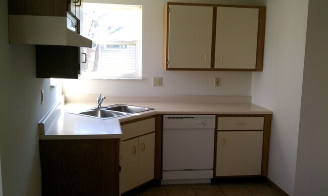 Building Photo - 4 bed 1.5 bath home close to I-44