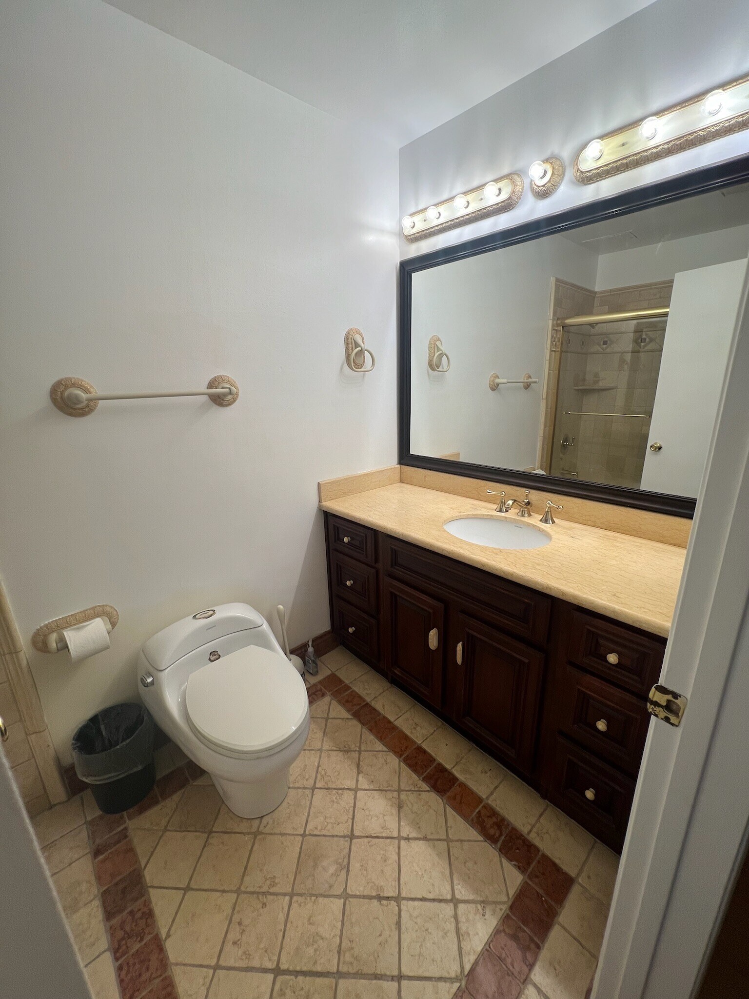 Building Photo - 2 Commodore Dr